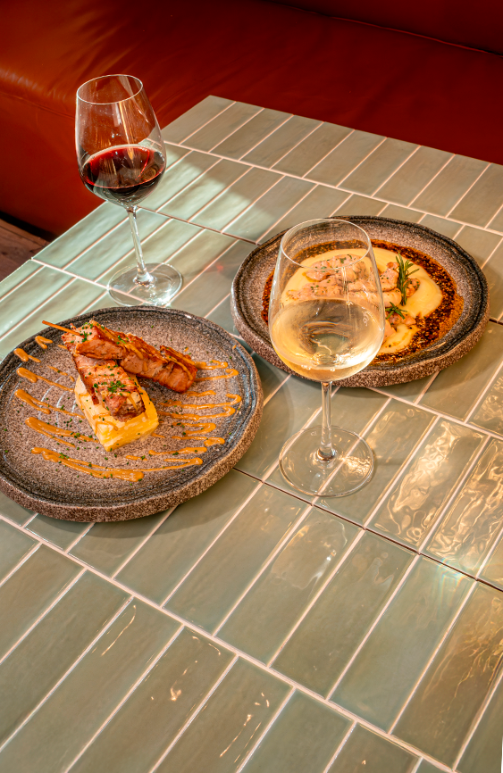 Platos gourmet con vinos